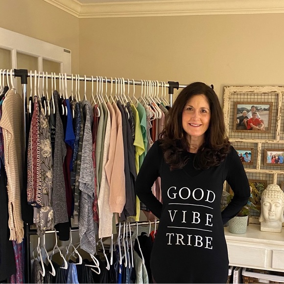 Yogabeachgirl is LIVE💗 50% Off Tray Items! Closet Requests at Great Savings - Picture 2 of 7